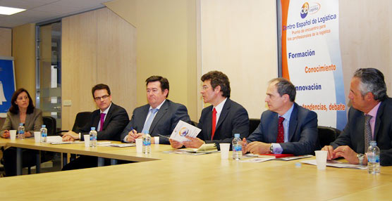 Alejandro Gutiérrez, presidente del Centro Español de Logística, y José Estrada, director general del CEL, junto con varios representantes de los patrocinadores de las Jornadas Logísticas CEL 2013.