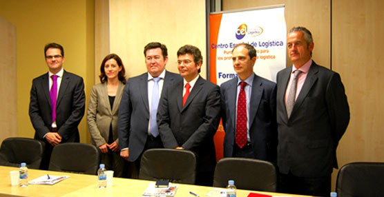 Alejandro Gutiérrez, Presidente del Centro Español de Logística, y José Estrada, Director General del CEL, junto con varios representantes de los patrocinadores de las Jornadas Logísticas CEL 2013.