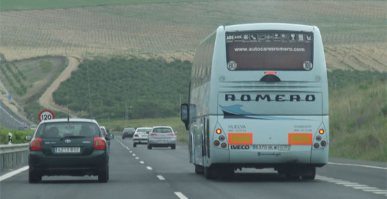 Un autocar circula por una autovía española.