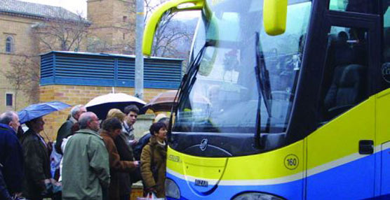 Usuarios navarros acceden a un autocar.