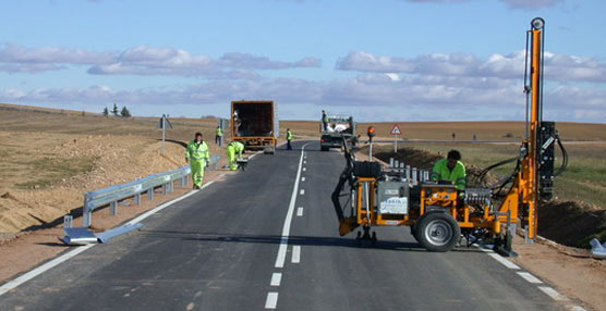 Trabajos de mantenimiento y conservación de una carretera de la provincia de Palencia.
