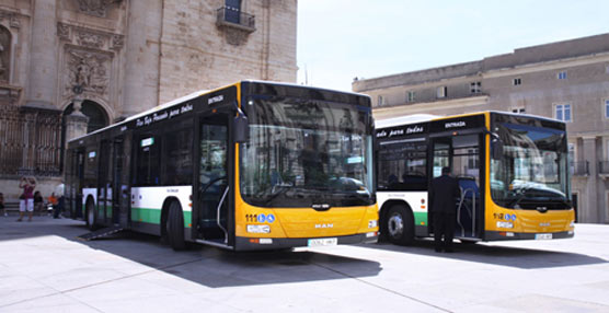 Dos autobuses urbanos de la ciudad de Jaén.