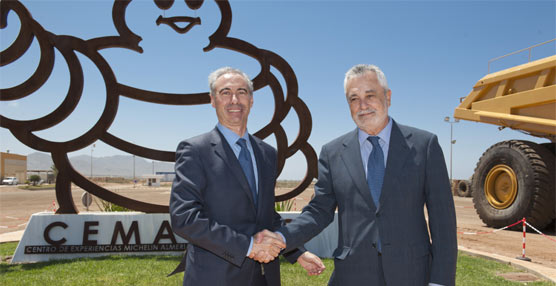 El presidente de Andalucía, José Antonio Griñán, junto al director del CEAM, Javier Deleyto.
