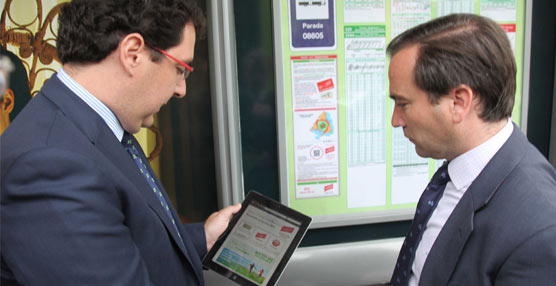 Getafe estrena su primera marquesina con wifi gratuito que la Comunidad de Madrid ha instalado para el servicio interurbano