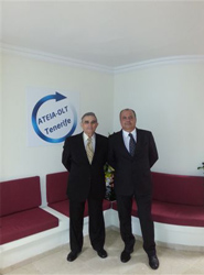 Antonio Borja Moleón y Juan Manuel Hernandez Acosta, vicepresidente y presidente de la Asociación ATEIA OLTRA-Tenerife, respectivamente.