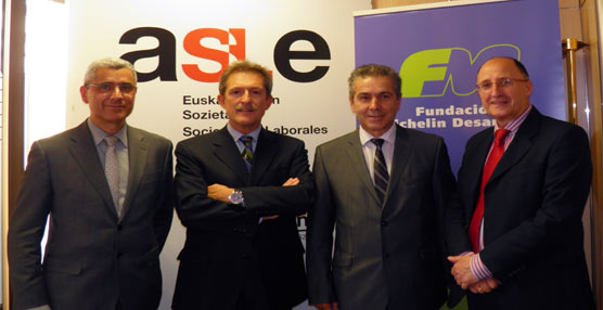 Representantes de la FMD y de la ASLE durante la firma del convenio.