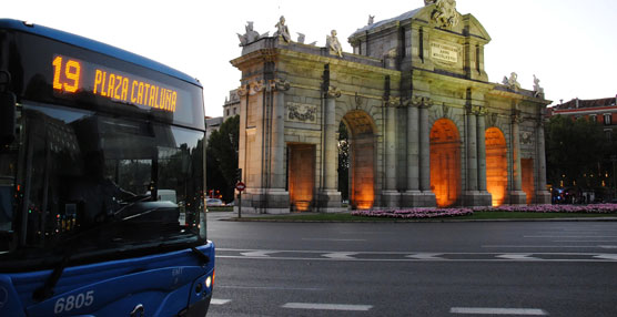 Autobús de EMT Madrid en las inmediaciones del parque de El Retiro.