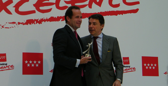 Stephane de Creisquer, Consejero Delegado de Volvo España, junto a Ignacio González, presidente de la Comunidad Autónoma de Madrid, en la entrega de premios