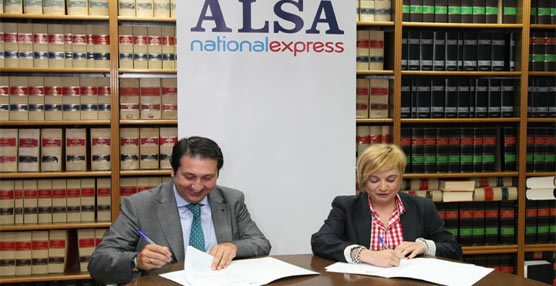 Francisco Iglesias, director general de Transporte Interurbano de Alsa, y Verónica López, de la Red Española de Albergues Juveniles, firmaron el acuerdo de colaboración.