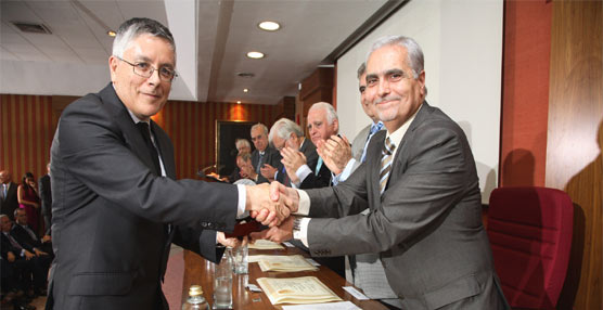 Carlos Cristóbal recibe la medalla al mérito del Colegio de Ingenieros de Madrid.