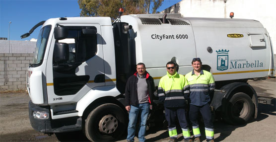 Trabajadores de la delegación de Limpieza Viaria del Ayuntamiento de Marbella junto a uno de los vehículos equipados con transmisión automática de Allison.