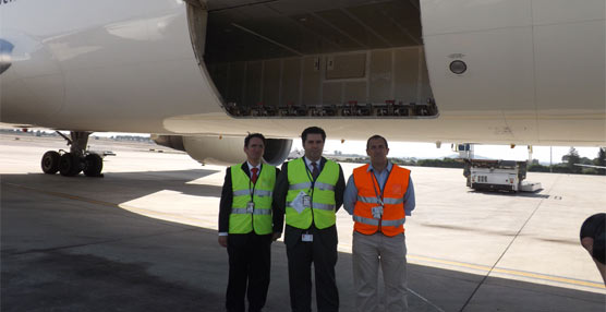 El Center Manager del centro logístico de UPS Valencia, Luis Zafra; y el director general de UPS España y Portugal, Daniel Carrera, junto a uno de los operarios de la plataforma, durante la visita.