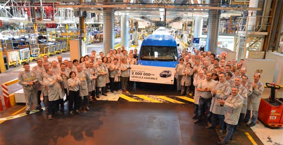 Los trabajadores de la fábrica SoVAB celebran la producción de la unidad dos millones del Master.
