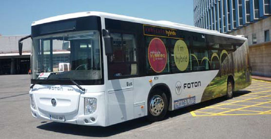 El autobús híbrido cedido por Foton que ya circula por las calles de Barcelona, a modo de prueba.