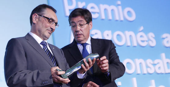Antonio Cobo recibe, en nombre de GM España, el Premio Aragonés a la Responsabilidad Social Empresarial.