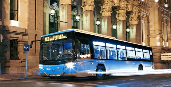 Un autobús de la línea nocturna N13 en la Plaza de Cibeles.