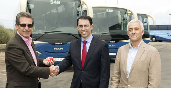 Representantes de MAN y de Ultramar Transport durante la entrega de los nuevos vehículos.