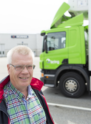 Arne Karlsson, presidente de Bring Frigo Åkeri AB con el nuevo vehículo de Scania.