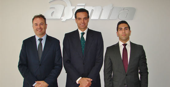 José Ignacio Soler, product manager de Grupo Azimut, Rafael Barbadillo, presidente de Asintra, y Carlos Lorenzo, marketing executive de MiX Telematics.