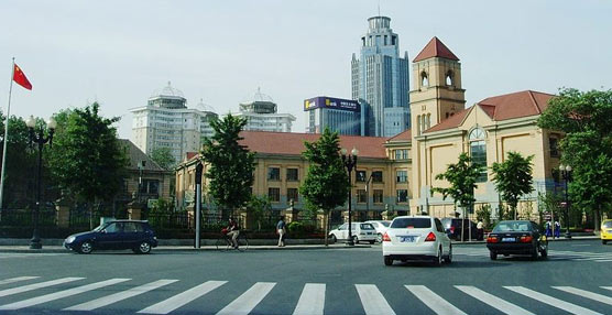 Tianjín es un a de las ciudades más  pobladas de China, con más de cuatro millones de habitantes en 17 0 kilómetros cuadrados.