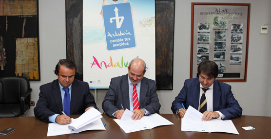 De izquierda a derecha: Valeriano Díaz, director de Alsa Andalucía, Francisco Artacho, director de Turismo Andalucía y Francisco Iglesias, director general de la división de Transporte Interurbano de Alsa