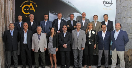 Los Directores Gerentes de los 11 Concesionarios galardonados junto con el equipo directivo de Opel, encabezados por Enrico De Lorenzi, Director General Comercial de GM España. 