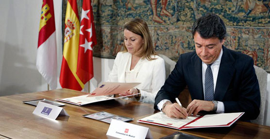 Los presidentes de Castilla La Mancha, María Dolores de Cospedal, y la Comunidad de Madrid, Ignacio González, firmando el convenio.