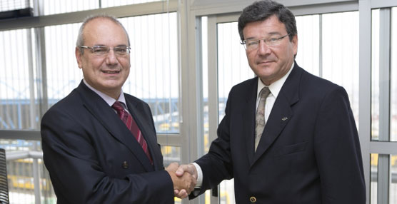 El director general de GM, Miguel Ángel Rodríguez, y el director general de la FAT, Luis Acosta.