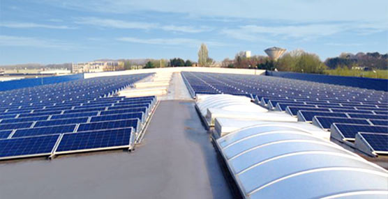 Paneles solares instalados en la plataforma de transporte de Bélgica del Grupo STEF.
