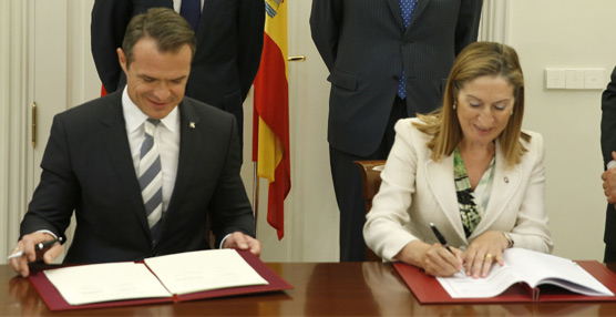 Ana Pastor y Sel ministro de Fomento polaco, Slawomir Nowar, durante la firma del acuerdo,