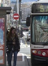El Gobierno de Cantabria ofrece ayudas al transporte regular para estudiantes universitarios.