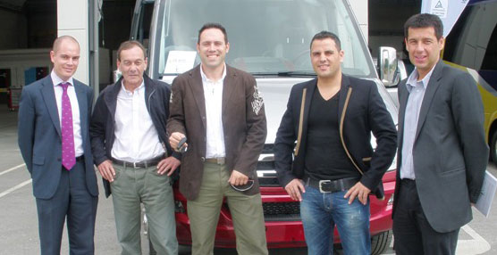 La entrega se hizo de manos de Marcos Pozo como KAM de Microbuses y ambulancias de Mercedes-Benz en España, Jose Pereg por parte de de Aguinaga Comercial y Jordi Monferrer por parte de Car-bus.net. 