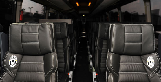 El autobús, decorado en color negro, tiene 44 asientos de piel, puerto USB, Wi-Fi 4G y tres monitores de TV con pantalla LCD.