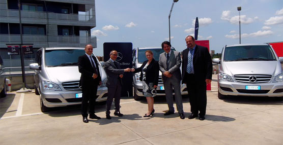Entrega de llaves de los primeros vehículos de Mercedes-Benz a los responsables de Avis.