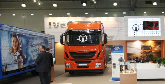 Los dos vehículos propulsados por gas natural se encuentran en el centro del stand de Iveco en Comtrans. 