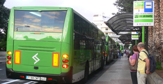 Uno de los autobuses de Titsa realizando su recorrido habitual