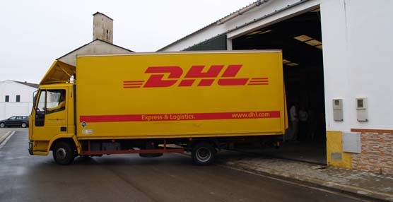 El camión de DHL que carga con los donativos.