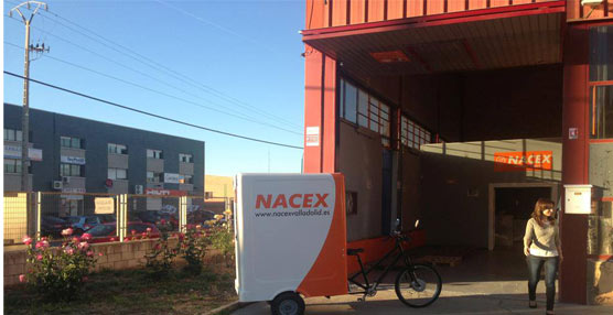 Triciclo de Nacex estacionado en la sucursal