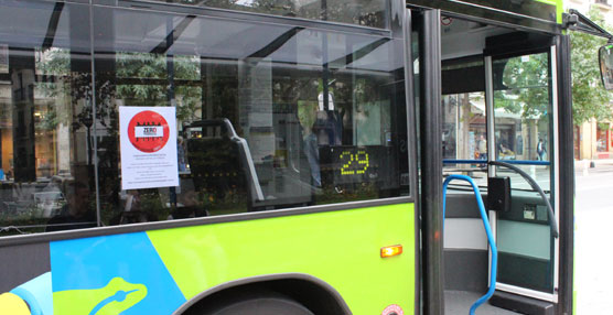Los autobuses de Dbus llevan los carteles con el logo de Pobreza 0.
