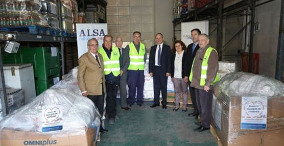 Empleados de Alsa entregan 10 kilos de comida a los bancos de alimentos.