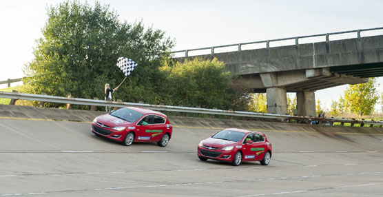 Los equipos de prueba de Opel y su filial Vauxhall intentaron lograr doce Records Mundiales y seis Records Nacionales Británicos de Resistencia a Alta Velocidad.