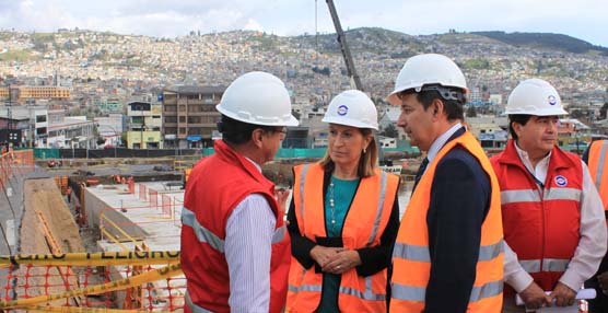 La ministra de Fomento, Ana Pastor, durante una visita a las obras del Metro de Quito.