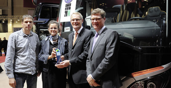 Sascha Böhnke, redactor técnico; Anne Katrin Wieser, redactora jefe; Hartmut Schick, Presidente de Daimler Buses; Till Oberwörder, Director de Marketing, Ventas y Postventa de Daimler Buses. 