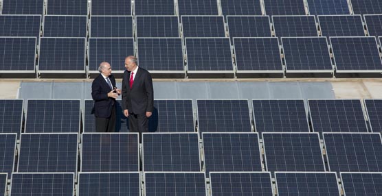 Jorge Fernández Díaz, Ministro del Interior, y Jürgen Stackmann, presidente del Comité Ejecutivo de SEAT, entre los paneles solares de SEAT al Sol. 