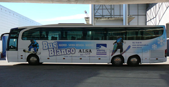 Bus blanco de la empresa ALSA que hará los recorridos entre Madrid y la Sierra.