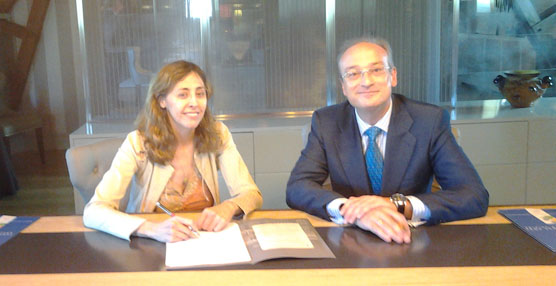 La directora general corporativa de PONS, Paloma Fernandez-Navas, y el director general de AENOR, Avelino Brito.
