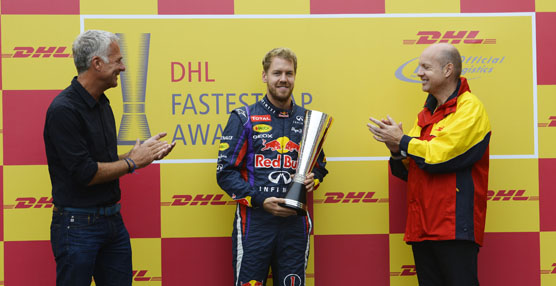 Joakim Thrane, Director de DHL Express Brasil, Sebastian Vettel y el expiloto de Fórmula 1, Christian Danner. 