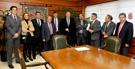 Reunión del consejero de Fomento y Medio Ambiente de Castilla y León, Antonio Silván, con Fecalbus.