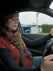 Los móviles (59%) es otra de las causas de conducción peligrosa entre los jóvenes.