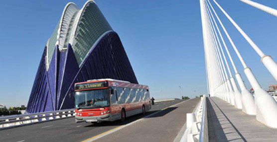 Autobús de la EMT de Valencia cruzando un puente junto a L`Agora
